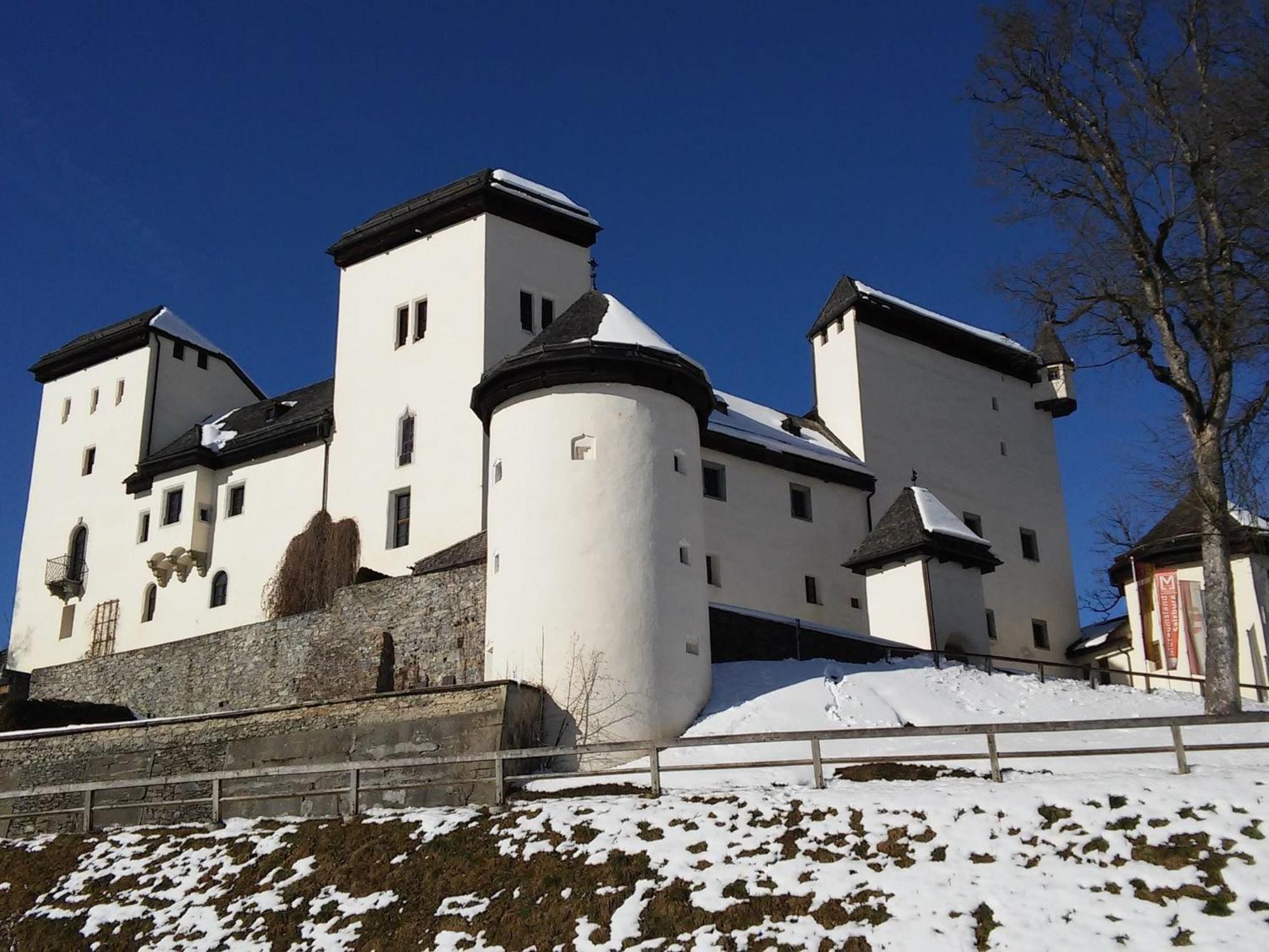 Luxurious Mansion In Goldegg Near Skiing Area ภายนอก รูปภาพ